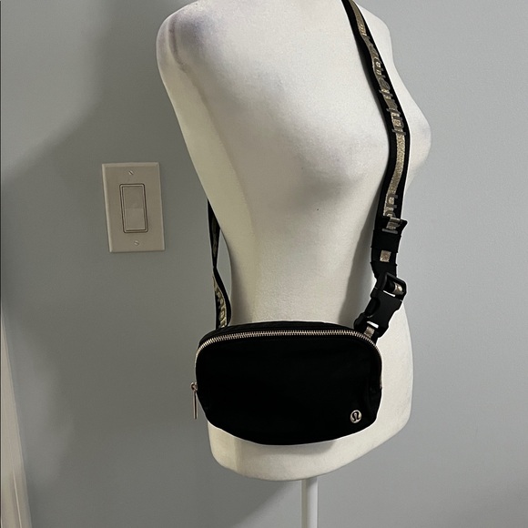 cross body lululemon belt bag Everywhere Crossbody 1L The Everywhere Crossbody Large comes equipped with pockets inside and out and a removable strap Lululemon Everywhere Belt Bag Crossbody